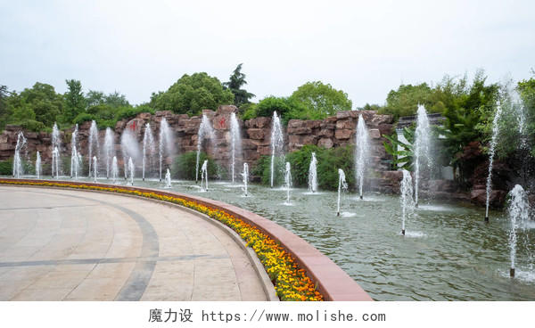 嘉兴南湖风景区入口的喷泉和广场